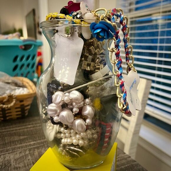 2 LBs vintage 2 modern fashion jewelry lot/ Bundle - Picture 11 of 16